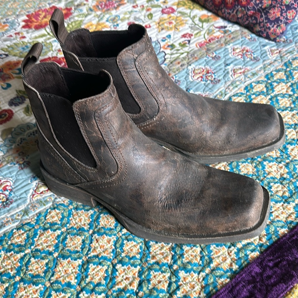 ARIAT MEN'S MIDTOWN RAMBLER STONE CHELSEA BOOTS - SQUARE TOE, 10D (medium)